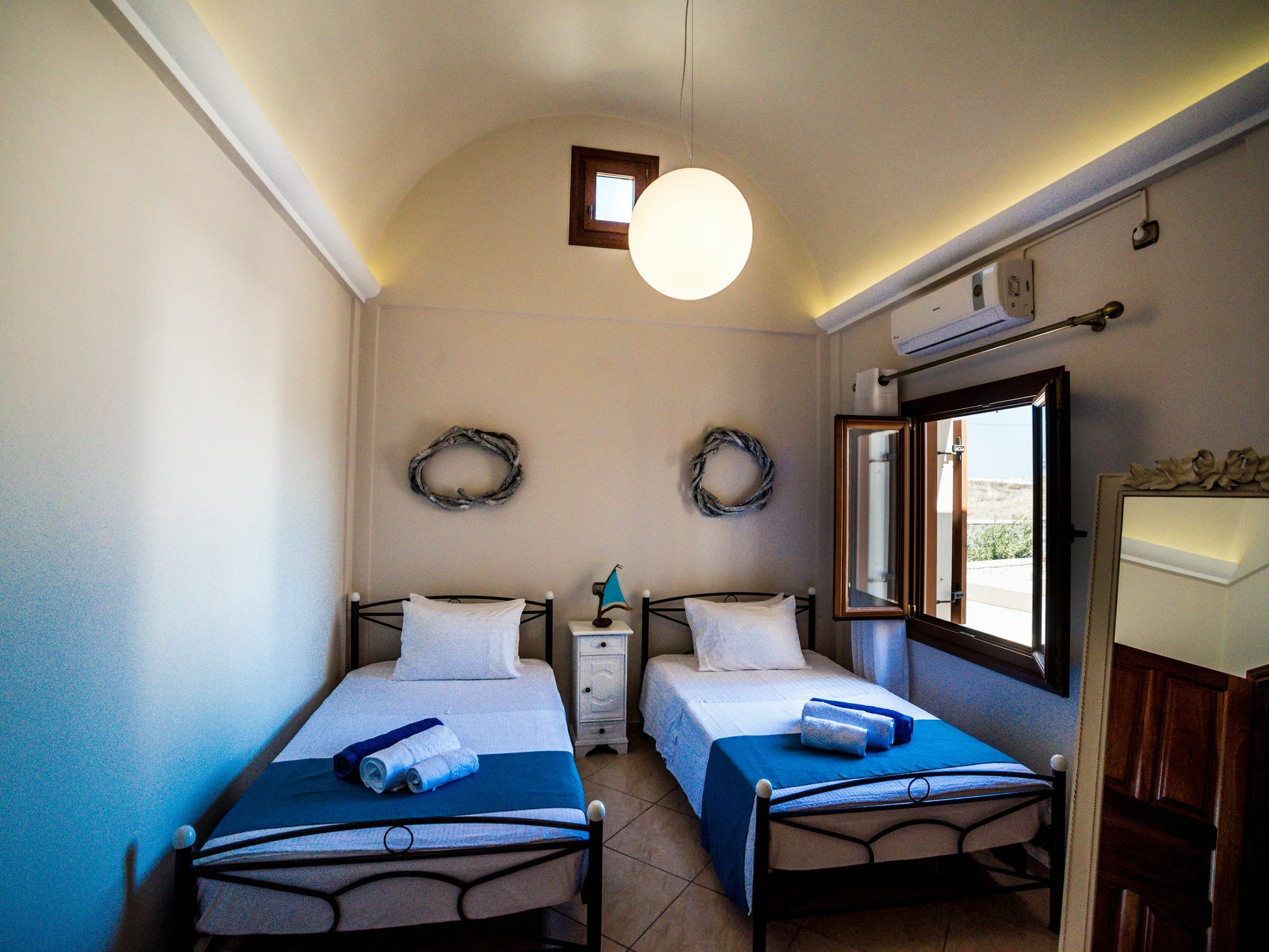 Vineyard Exclusive Suites Akrotírion Esterno foto